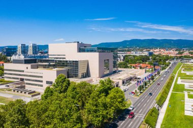 Zagreb, Hırvatistan 'daki ulusal ve üniversite kütüphanesi, modern mimari ve şehir silüeti