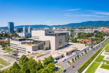 Zagreb, Hırvatistan 'daki ulusal ve üniversite kütüphanesi, modern mimari ve şehir silüeti