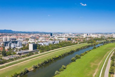 Hırvatistan 'ın Zagreb kentindeki Sava nehrinin panoramik manzarası, arka planda şehrin ufuk çizgisi