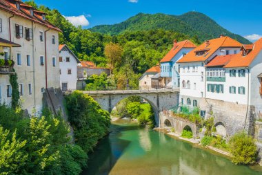 Skofja Loka Slovenya 'daki Capuchin Köprüsü veya Taş Köprüsü. Aslen 14. yüzyılda inşa edilmiş..