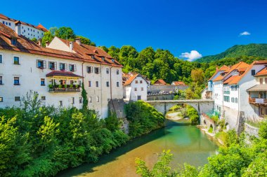 Skofja Loka Slovenya 'daki Capuchin Köprüsü veya Taş Köprüsü. Aslen 14. yüzyılda inşa edilmiş..