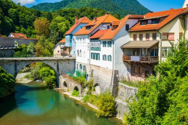 Skofja Loka Slovenya 'daki Capuchin Köprüsü veya Taş Köprüsü. Aslen 14. yüzyılda inşa edilmiş..