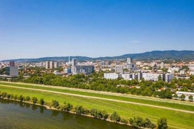 Hırvatistan 'ın Zagreb kentinde Sava nehri ve modern ulusal televizyon binası üzerine panoramik manzara