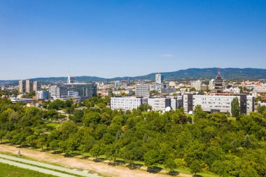 Hırvatistan 'ın Zagreb kentinde Sava nehri ve modern ulusal televizyon binası üzerine panoramik manzara