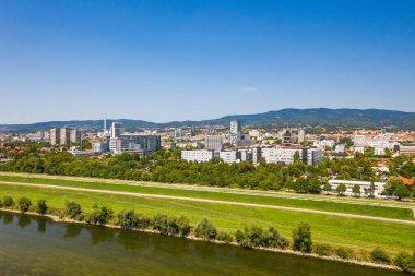 Hırvatistan 'ın Zagreb kentinde Sava nehri ve modern ulusal televizyon binası üzerine panoramik manzara