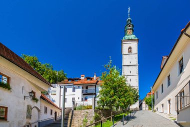 Slovenya 'nın küçük Skofja Loka kasabasındaki eski ortaçağ evleri ve katedral kulesi