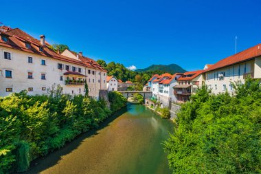 Skofja Loka Slovenya 'daki Capuchin Köprüsü veya Taş Köprüsü. Aslen 14. yüzyılda inşa edilmiş..