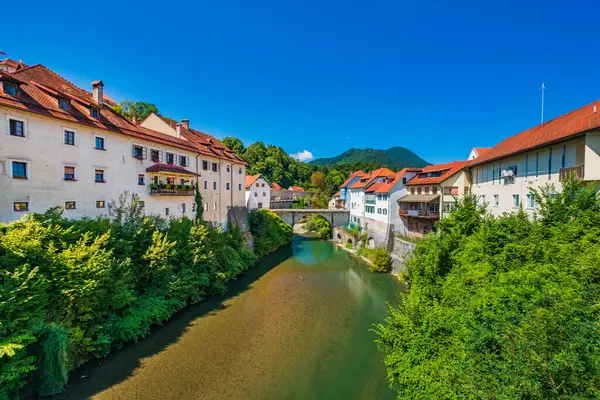 Skofja Loka Slovenya 'daki Capuchin Köprüsü veya Taş Köprüsü. Aslen 14. yüzyılda inşa edilmiş..