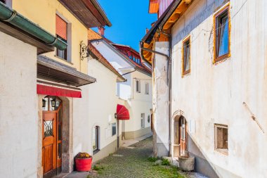 Slovenya 'nın Skofja Loka kentinin tarihi merkezinde boş bir ortaçağ dar caddesi