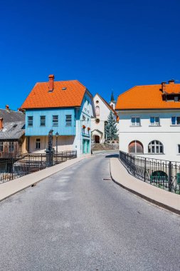 Skofja Loka Slovenya 'daki Capuchin Köprüsü veya Taş Köprüsü. Aslen 14. yüzyılda inşa edilmiş.. 