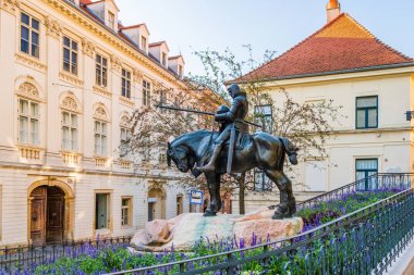 Zagreb, Hırvatistan ve Avrupa 'daki Yukarı Kentte Ejderha ve Taş Kapı' yı öldüren Aziz George Anıtı