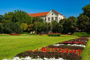Zagreb Üniversitesi merkez binası, güzel bir yaz günü