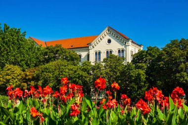 Zagreb Üniversitesi merkez binası, güzel bir yaz günü