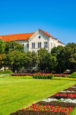 Zagreb Üniversitesi merkez binası, güzel bir yaz günü