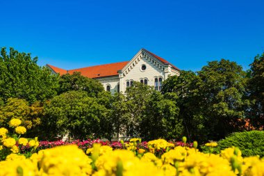 Zagreb Üniversitesi merkez binası, güzel bir yaz günü