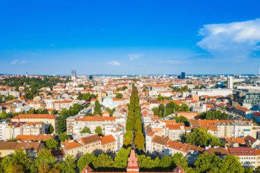 Hırvatistan 'ın Zagreb kenti Panorama. Yeşil dalganın ve şehir merkezinin batı tarafının havadan görüntüsü..