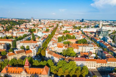 Hırvatistan 'ın Zagreb kenti Panorama. Yeşil dalganın ve şehir merkezinin batı tarafının havadan görüntüsü..