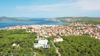 Biograd yolu. Hırvatistan 'ın Dalmaçya bölgesindeki popüler turizm beldesi Biograd na Moru' ya giden yolun insansız hava görüntüsü