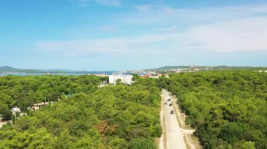 Biograd yolu. Hırvatistan 'ın Dalmaçya bölgesindeki popüler turizm beldesi Biograd na Moru' ya giden yolun insansız hava görüntüsü