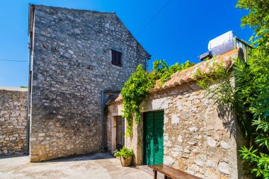 Hırvatistan 'ın Dalmaçya kentinde tarihi Sveti Filip i Jakov kasabasındaki eski taş evler 