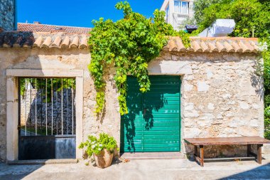 Hırvatistan 'ın Dalmaçya kentinde tarihi Sveti Filip i Jakov kasabasındaki eski taş evler 