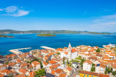 Hırvatistan 'ın Adriyatik kıyısındaki tarihi Biograd na Moru kentinin hava manzarası, popüler turizm beldesi.