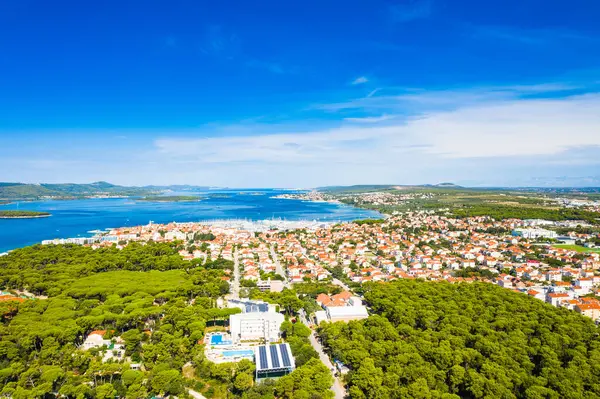 Hırvatistan 'ın Adriyatik kıyısındaki tarihi Biograd na Moru kentinin hava manzarası, popüler turizm beldesi.