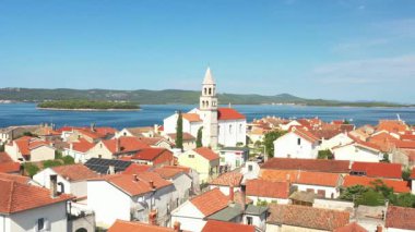 Hırvatistan 'ın Adriyatik kıyısındaki tarihi Biograd na Moru kentinin hava manzarası, popüler turizm beldesi.