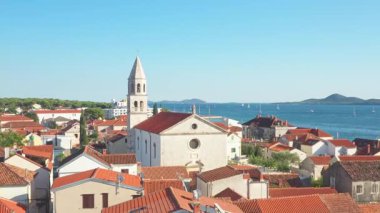 Hırvatistan 'ın Adriyatik kıyısındaki tarihi Biograd na Moru kentinin hava manzarası, popüler turizm beldesi.