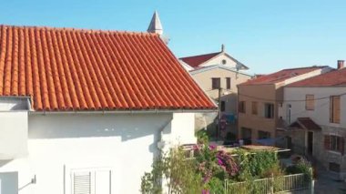 Hırvatistan 'ın Adriyatik kıyısındaki tarihi Biograd na Moru kentinin hava manzarası, popüler turizm beldesi.