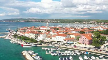 Hırvatistan 'ın Adriyatik Denizi' ndeki Biograd na Moru kentindeki teknelerin hava manzarası
