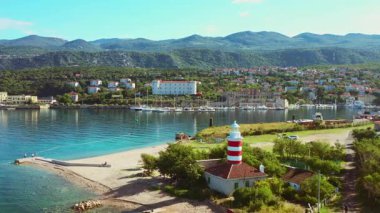 Hırvatistan 'ın Kvarner körfezi, sahil, deniz feneri ve eski şato, hava manzaralı, Adriyatik kıyısındaki Kraljevica kasabası