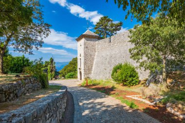 Hırvatistan 'ın Rijeka kentindeki Trsat kalesinin taş duvarları