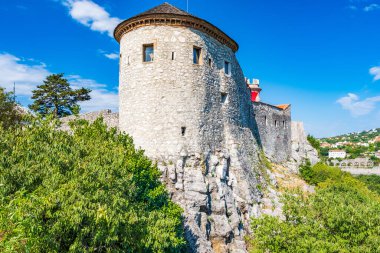 Hırvatistan 'ın Rijeka kentindeki Trsat kalesinin taş duvarları