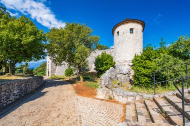 Hırvatistan 'ın Rijeka kentindeki Trsat kalesinin taş duvarları