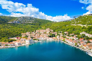 Hırvatistan 'ın Adriyatik kıyısındaki Kvarner körfezindeki Bakar kasabasının hava manzarası 