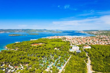 Hırvatistan 'ın Adriyatik kıyısındaki Biograd na Moru turistik beldesinin havadan görüntüsü