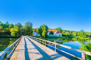 Slovenya 'nın Krka Nehri üzerindeki Otocec Kalesi ve ahşap köprü, popüler turizm beldesi