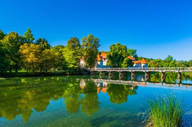 Slovenya 'nın Krka Nehri üzerindeki Otocec Kalesi ve ahşap köprü, popüler turizm beldesi