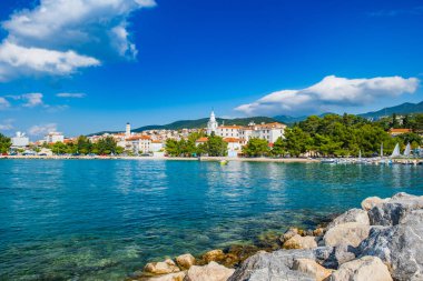 Hırvatistan 'ın Kvarner körfezindeki Crikvenica kasabası, liman manzaralı