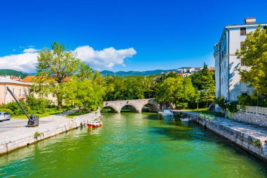Hırvatistan 'ın Crikvenica kentinde köprüsü bulunan kent manzarası 
