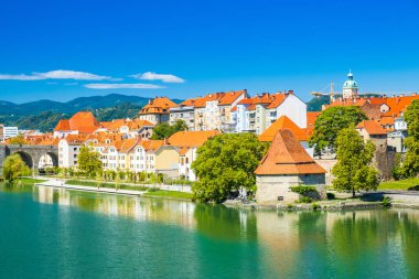 Slovenya 'nın Maribor kentindeki Drava Nehri' nin inanılmaz eski su kulesi ve kıyıları