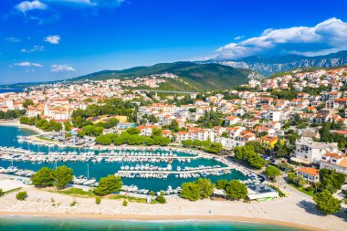 Hırvatistan 'ın Kvarner körfezindeki Crikvenica kasabası, liman manzaralı