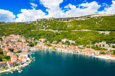 Hırvatistan 'ın Adriyatik kıyısındaki Kvarner körfezindeki Bakar kasabasının hava manzarası 