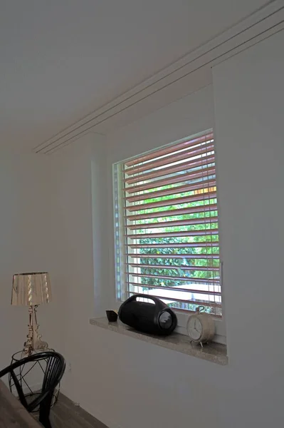 アパートのインテリアブラインド付きの窓のサウンドアンプ — ストック写真