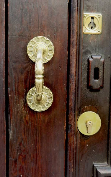 Golden Handle Wooden Brown Door — Stock Photo, Image