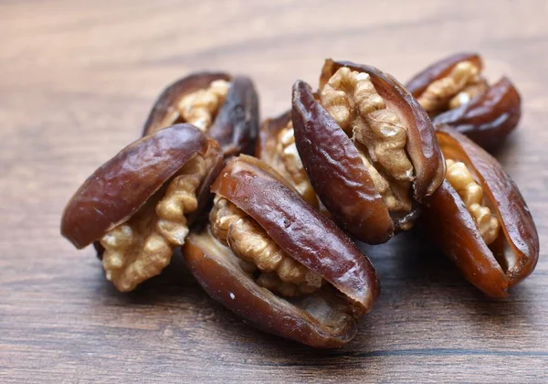 Verse Dadels Met Walnoten Binnen Een Houten Tafel — Stockfoto