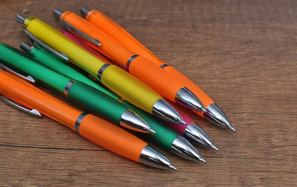 Kolorowe Długopisy Drewnianym Stole — Zdjęcie stockowe