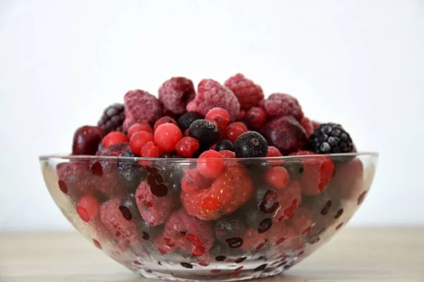 把新鲜的浆果放在玻璃碗里 — 图库照片