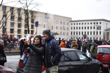 berlin germany 25 february 2023, man and woman take a selfie at Pariser Platzes near brandenburg gate